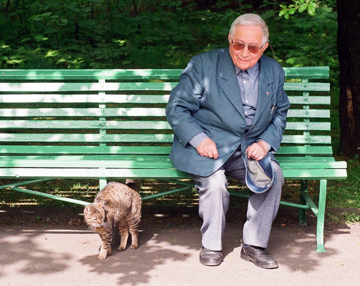 Tadeusz Różewicz w parku z kotkiem/fot. Adam Hawałej