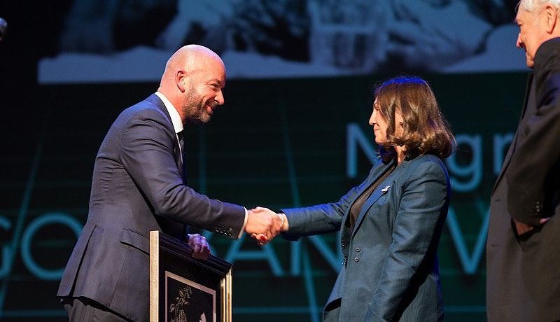 Kateryna Babkina nagrodę odebrała z rąk prezydent Wrocławia, Jacek Sutryk, fot. fot. Rafal Komorowski - Wrocławski Dom Literatury