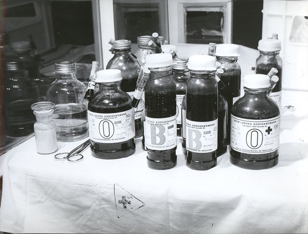 Pierwsze szklane butelki na krew