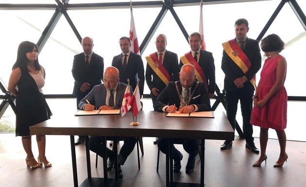 UM Wrocławia - Moment podpisania umowy o partnerstwie przez prezydentów obu miast