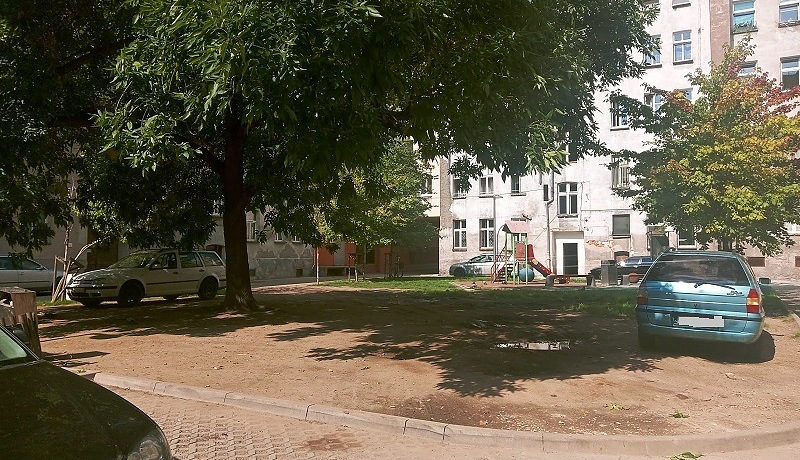 Podwórko przy zbiegu ulic: Pobożnego, Trzebnickiej, Myśliwskiej i Jagiellończyka