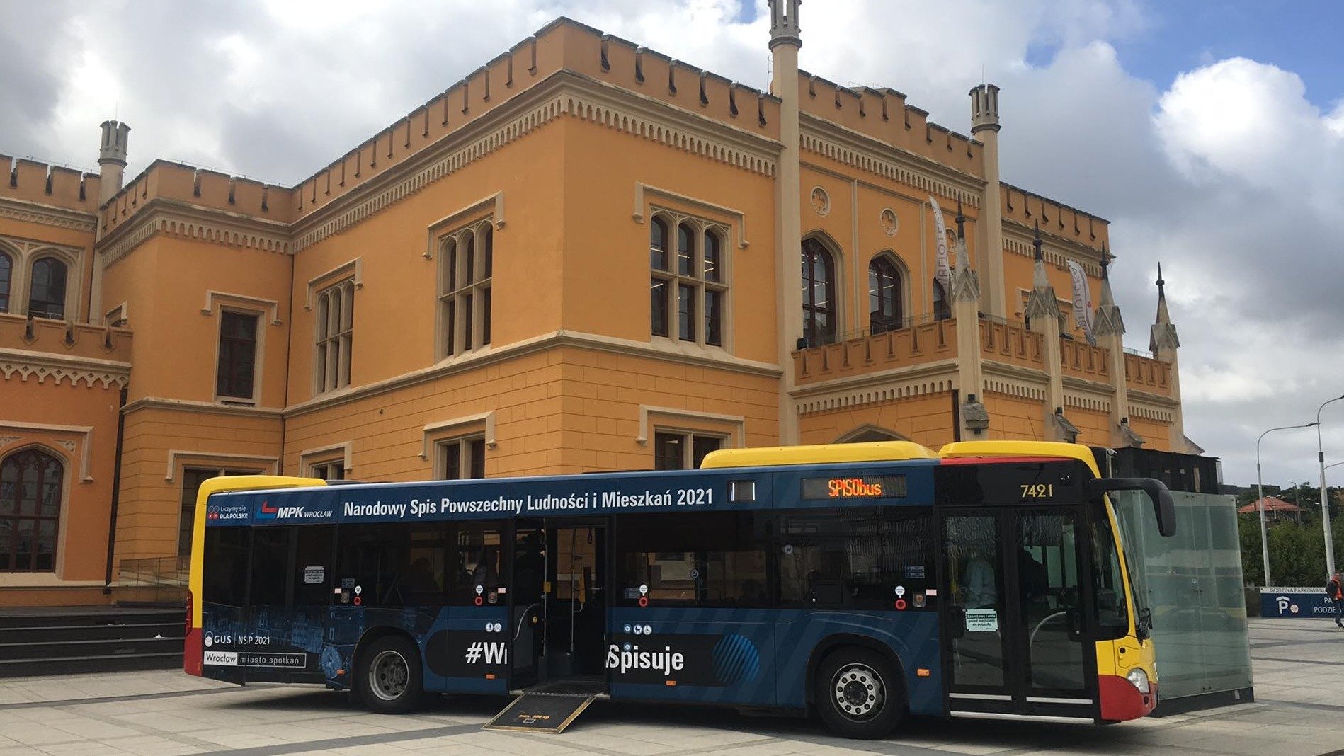 Spisobus przed Dworcem Głównym we Wrocławiu, piątek 24 września.