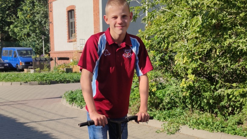 Kacper na podwórku przy Traugutta 81. Możecie tu oddać używane hulajnogi, rowery inne nieużywane już sprzęty. Fot. Stowarzyszenie Edukacji Krytycznej