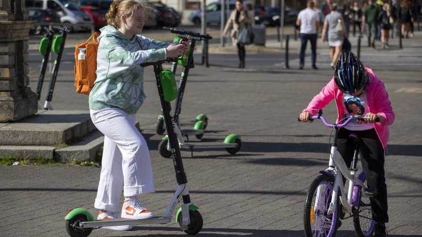 Przesiąść się możemy m.in. na hulajnogę lub rower, fot. Tomasz Hołod - www.wroclaw.pl