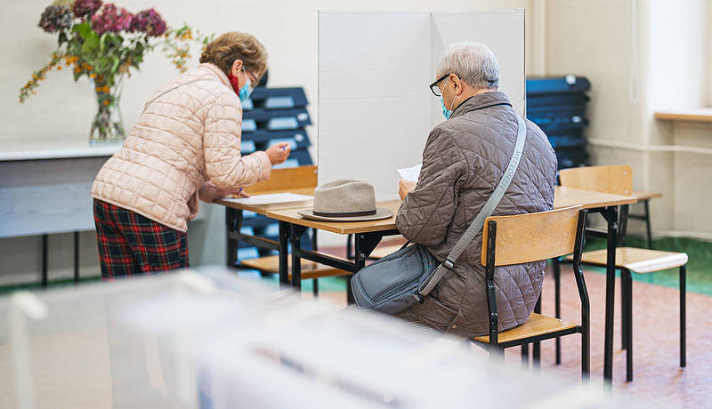 Głosowanie w Obwodowej Komisji Wyborczej nr 30 we Wrocławiu, fot. M. Księżarek