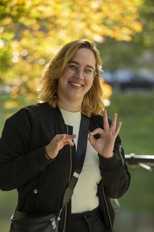 Patrycja pokazuje "język migowy" w Polskim Języku Migowym