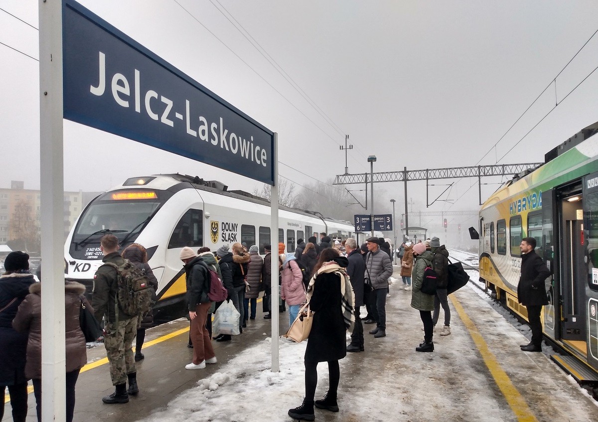 Michał Kurowicki - Stacja w Jelczu-Laskowicach w poniedziałek (13 grudnia) rano. Po lewej pociąg do Wrocławia Głównego - przez Siechnice, po prawej - przez gminę Czernica.

