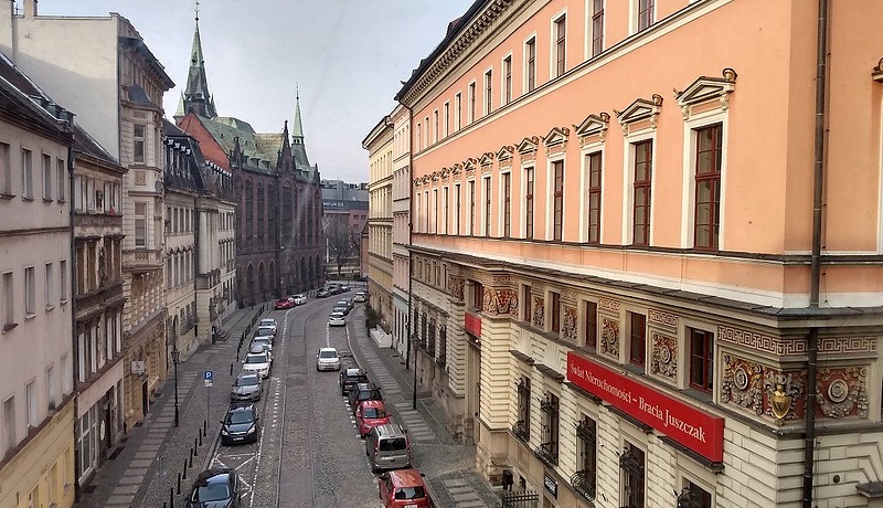 Widok z wewnątrz remontowanego budynku