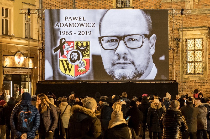 UM Wrocławia - Przed trzema laty, w styczniu 2019, Pawła Adamowicza (1965-2019) żegnały też tłumy wrocławianek i wrocławian