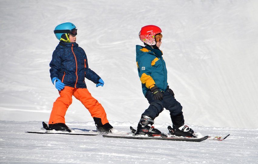 Bon turystyczny dzieci na nartach, pixabay