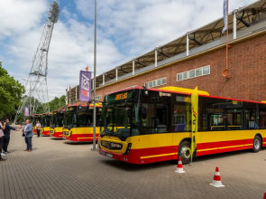 Na zdjęciu znajduje się autobus MPK Wrocław stojący w zajezdni.