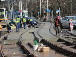 Na załączonym zdjęciu trwają roboty drogowe w obrębie torowiska tramwajowego.