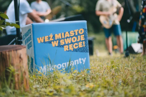 Na zdjęciu widnieje niebieska pufa, gdzie napisane jest "weź miasto w swoje ręce!".