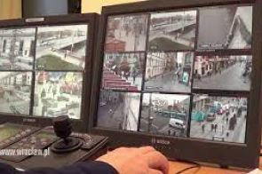 Na zdjęciu widnieją monitory, gdzie jest podgląd z kamer miejskich.