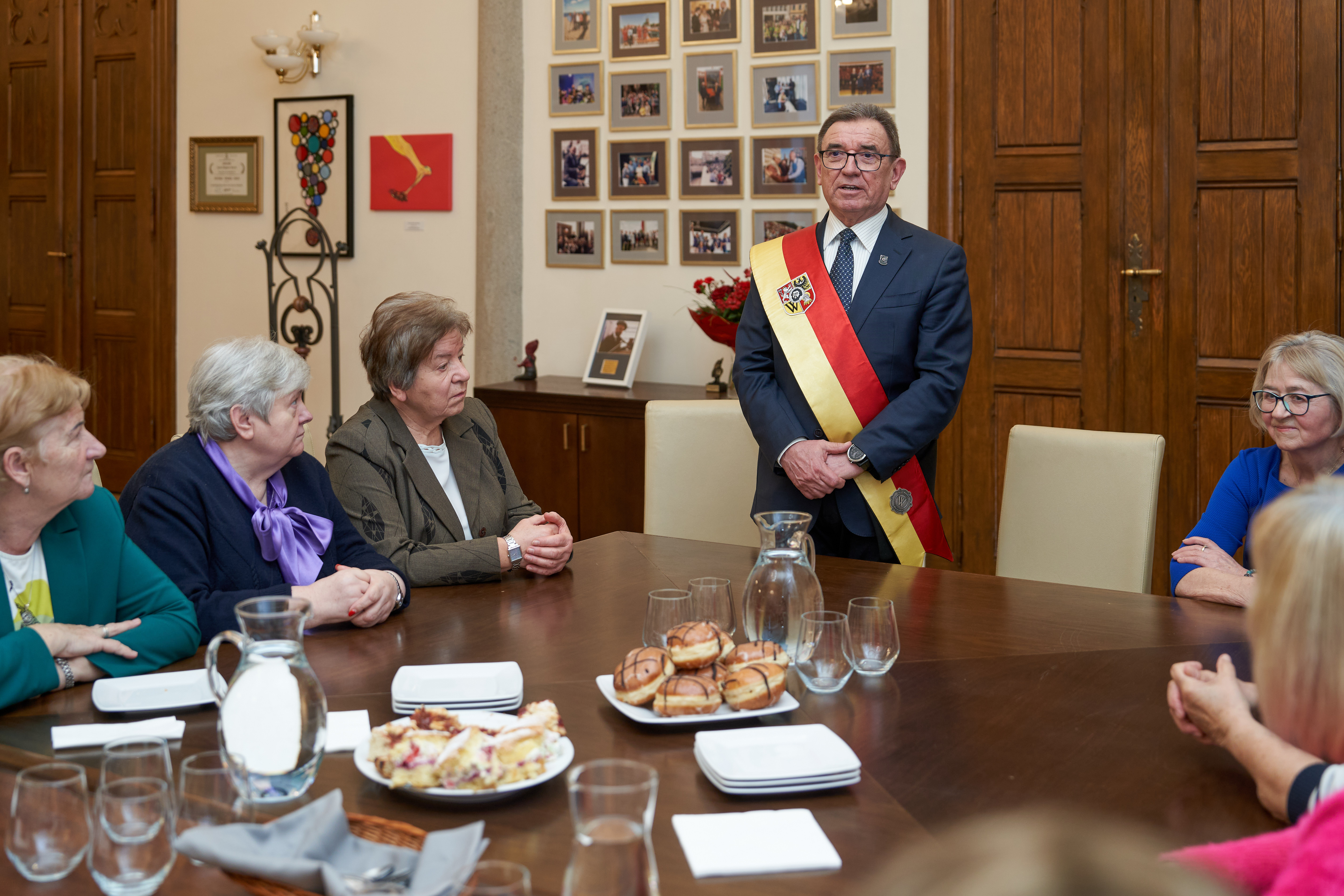 Wizyta seniorów w gabinecie  prezydenta Wrocławia