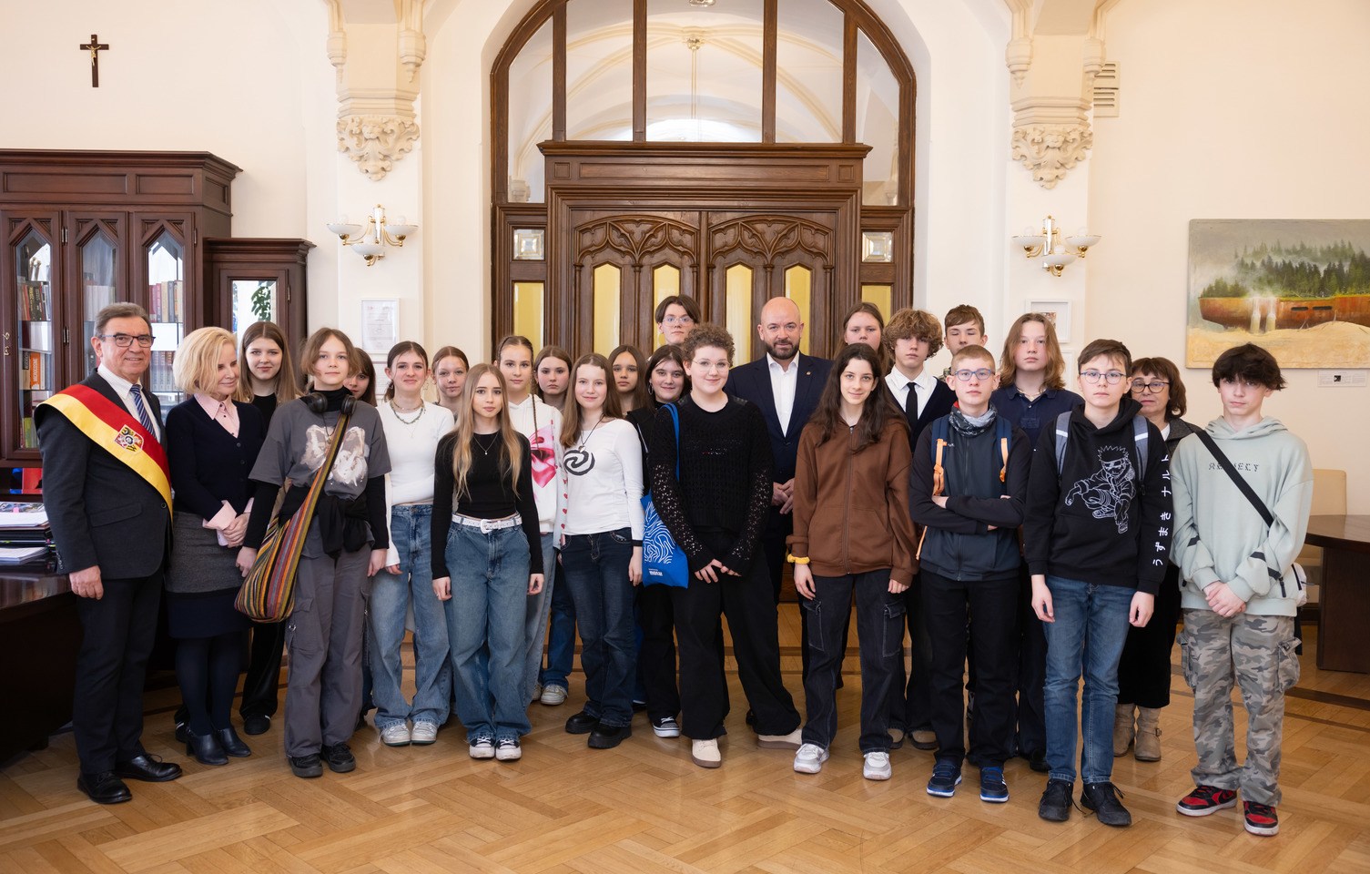 <p>Wizyta młodzieży w gabinecie prezydenta Wrocławia Jacka Sutryka&nbsp;</p>