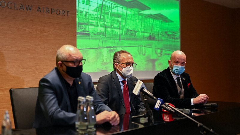 Od lewej: Cezary Przybylski, marszałek Województwa Dolnośląskiego, Dariusz Kuś, prezes Portu Lotniczego Wrocław oraz Jacek Sutryk, prezydent Wrocławia