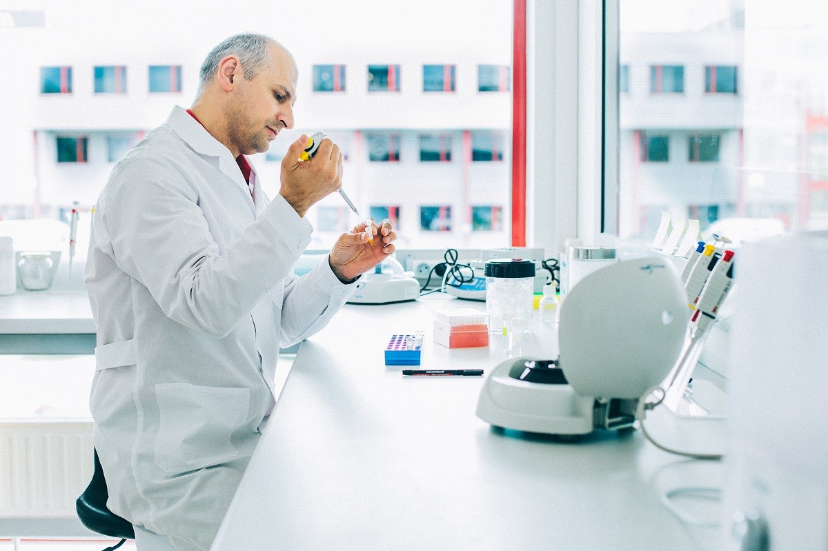 Laboratorium Amplicon we Wrocławskim Parku Technologicznym, na zdjęciu dr Janusz Piechota