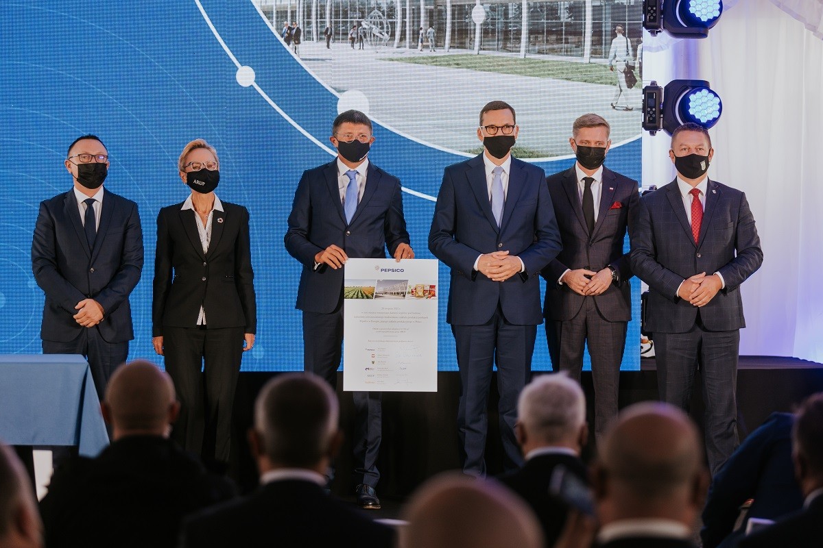 Od lewej strony: Artur Popko, prezes Budimex, Elżbieta Cichońska, prezeska ARUP, Silviu Popovici, prezes PepsiCo Europe, Mateusz Morawiecki, premier RP, Przemysław Bożek, prezes LSSE, Adam Ruciński, burmistrz Środy Śląskiej, 26 sierpnia 2021 r.