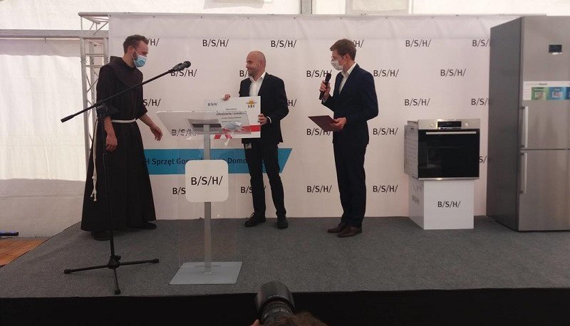 4 października 2021 r. Fundacja Tobiaszki otrzymała symboliczny czek na milionową lodówkę i piekarnik