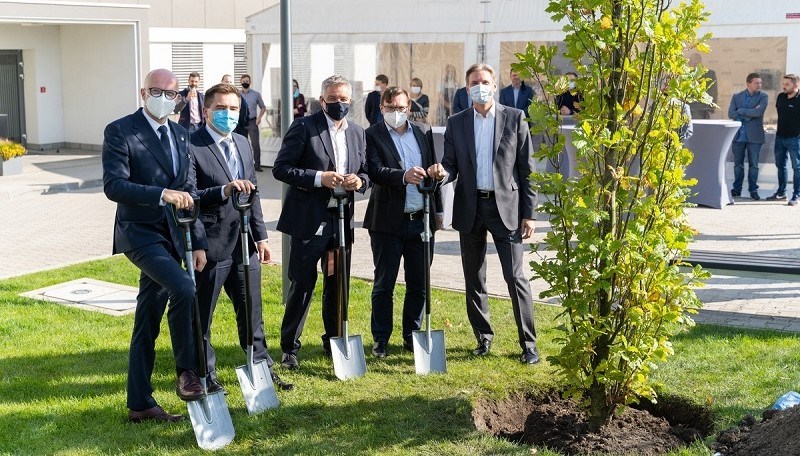 Od lewej strony stoją: wiceprezydent Wrocławia Jakub Mazur, wiceprezes zarządu Wałbrzyskiej Specjalnej Strefy Ekonomicznej „INVEST-PARK” Sp. z o.o. dr inż. Paweł Kurtasz, członek zarządu BSH Oliver Giersberg, dyrektor BSH we Wrocławiu i dyrektor fabryki piekarników Andreas Marek oraz prezes zarządu BSH w Polsce Konrad Pokutycki.