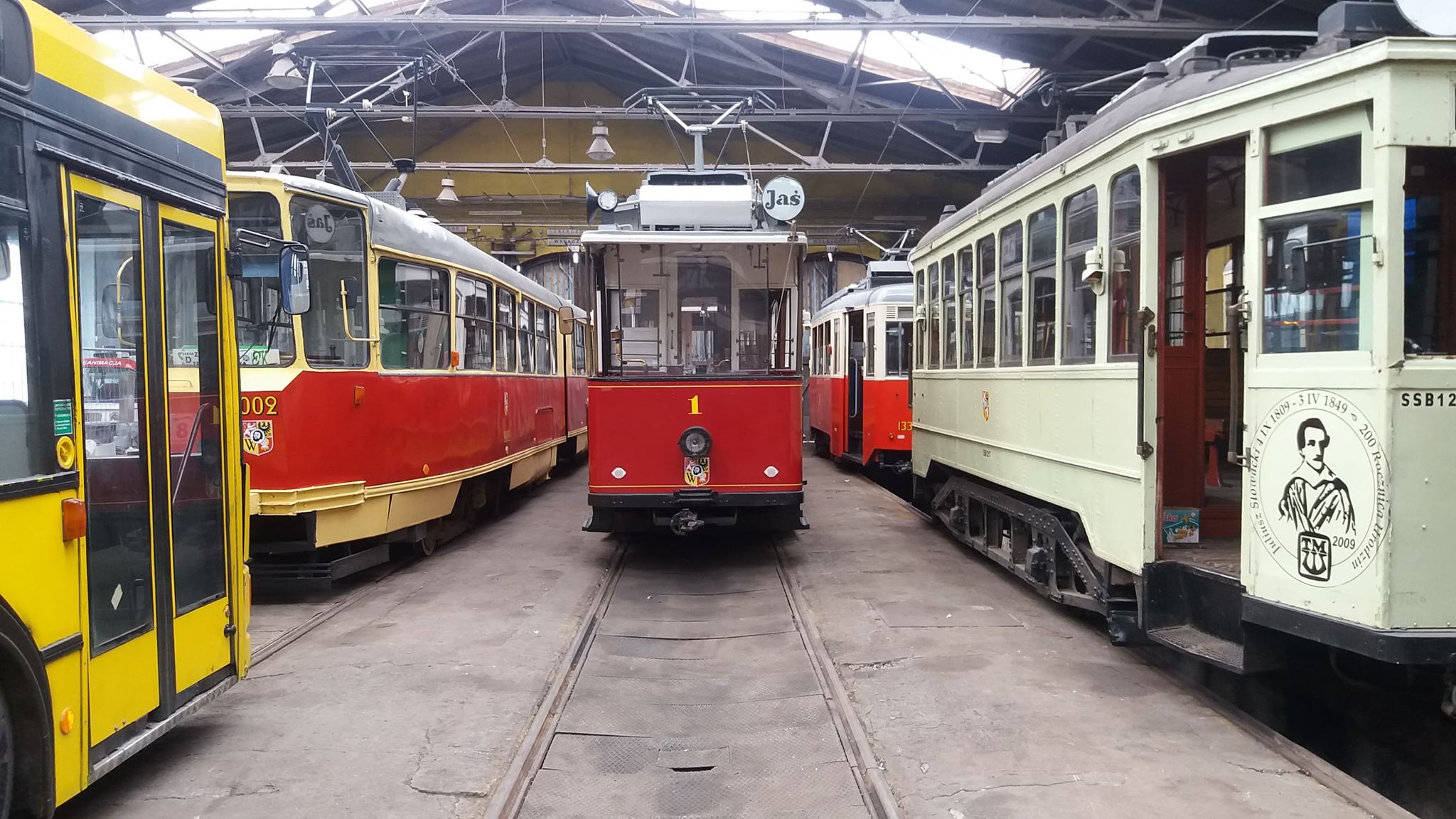 zabytkowe tramwaje w hali zajezdni przy ulicy Legnickiej