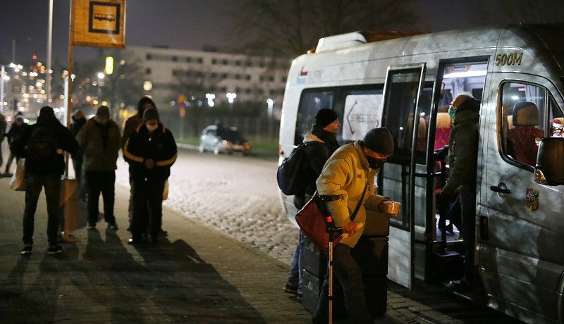 Streetbus rozwożący ciepłe posiłki dla potrzebujących