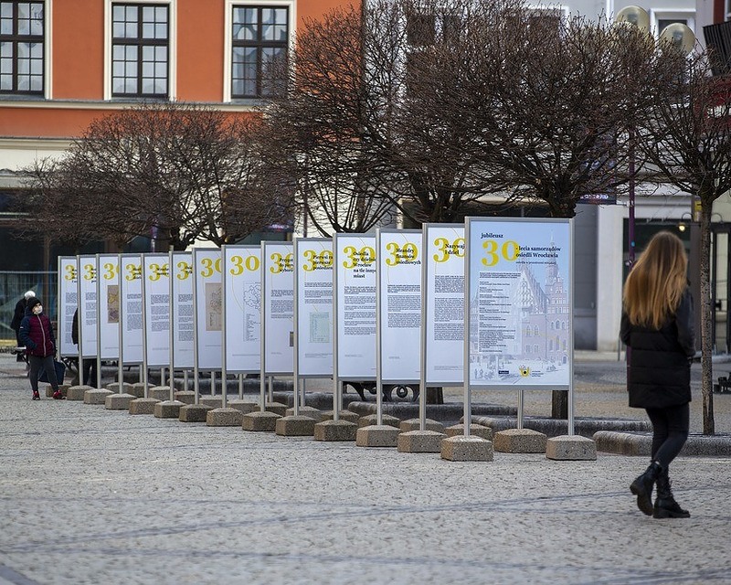 wystawa plenerowa z okazji 30-lecia samorządu osiedlowego we Wrocławiu