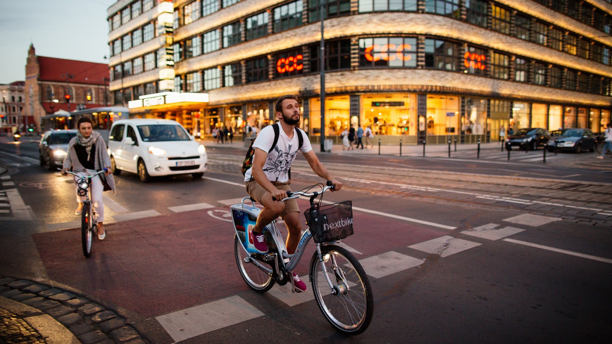 rowerzyści na ulicy Świdnickiej we Wrocławiu