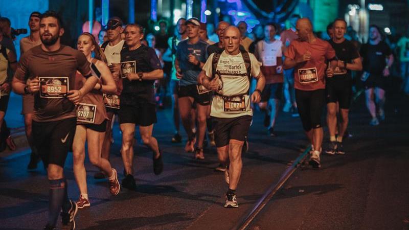 Tak biegacze rywalizowali podczas 6. PKO Nocnego Wrocław Półmaratonu w czerwcu 2018 r.