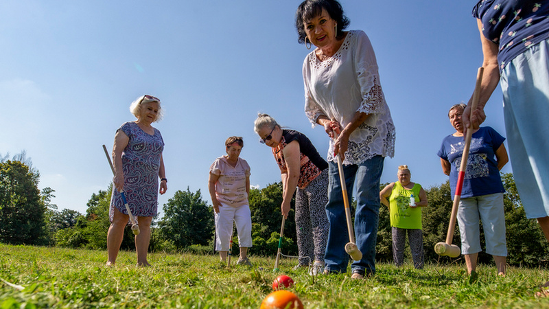 Seniorki z Nadodrza co czwartek grają w krokieta, fot. Tomasz Hołod / Redakcja www.wroclaw.pl