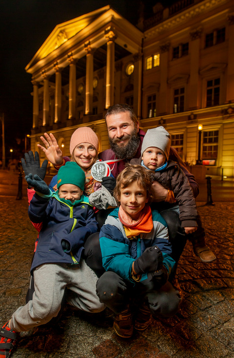 Wrocławska rodzina z Sępolna: Ola i Kajetan Statkiewiczowie z dziećmi: 7-letnim Gabrysiem, 4-letnią Mają i 2-letnim Jankiem pójdą 11 listopada po medal w spacerze WrocWalk Marathon 2021.
