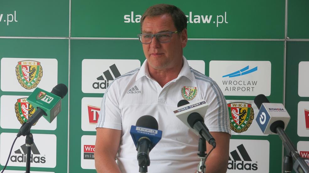 Trener WKS-u Jan Urban na konferencji prasowej przed meczem z Arką Gdynia.