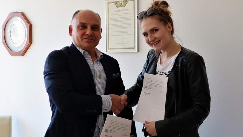 Prezes zarządu #VolleyWrocław Jacek Grabowski przedłużył kontrakt z przyjmującą Natalią Murek, fot. #VolleyWrocław