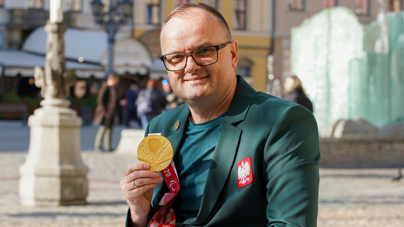 Piotr Kosewicz to złoty medalista w rzucie dyskiem na paraolimpiadzie w Tokio, mieszkający na co dzień w Zawidowie, na Dolnym Śląsku, fot. UMW