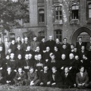 Przełożeni i alumni pierwszego roku Seminarium Duchownego we Wrocławiu, 8 października 1947 r., fot. Archiwum PWT