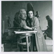 W pracowni rzeźby, ok. 1950 r., fot. Archiwum ASP