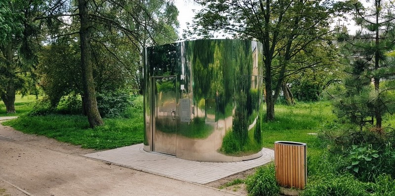 Toaleta kubaturowa w parku przy Górce Skarbowców, fot. ZZM