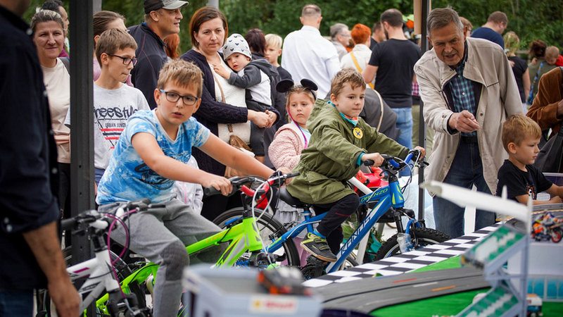 Dzieci mogły wskoczyć na rowery i napędzać samochodziki po torze wyścigowym, fot. UMW
