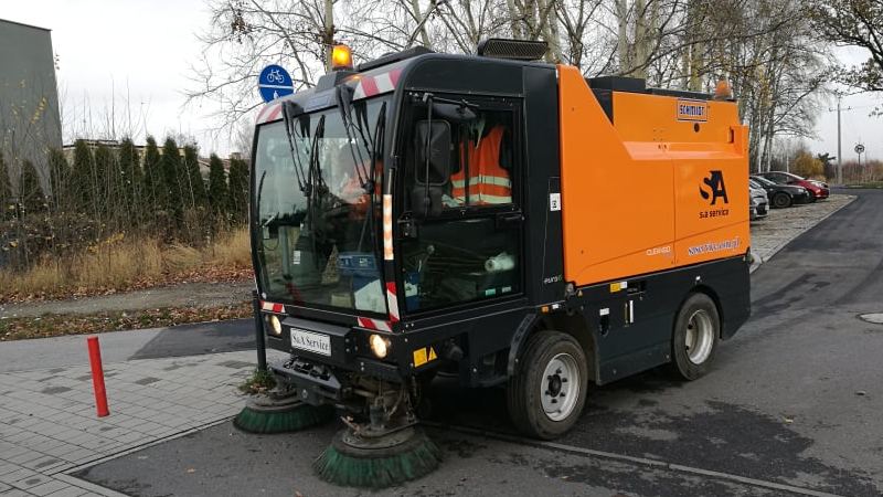  Zamiatarka czyści parking na wrocławskich Stabłowicach, fot. Redakcja www.wroclaw.pl